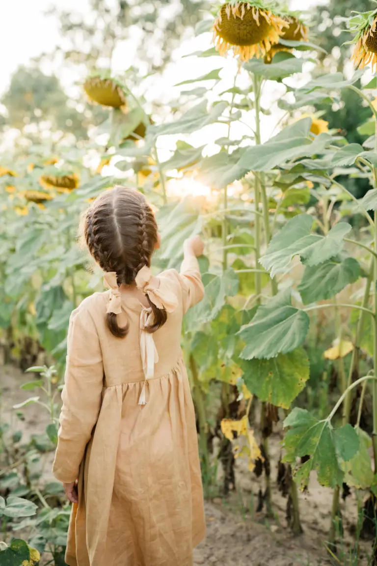 Niña feliz campo flores