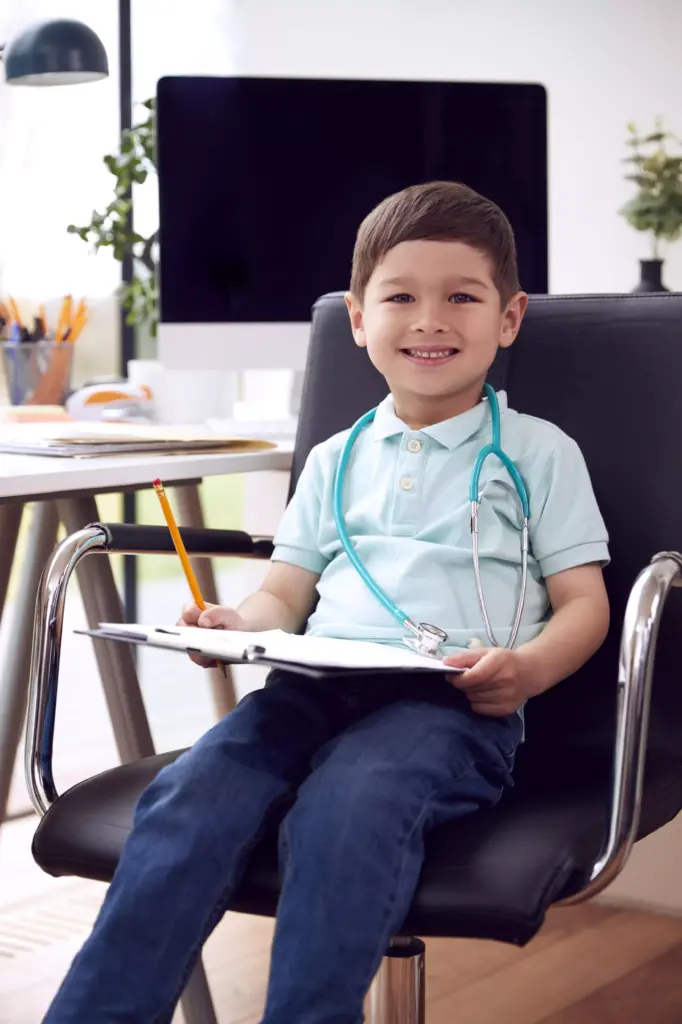 Niño sonriendo en consultorio médico