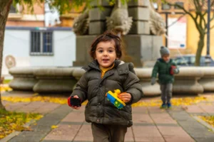 Niño jugando en el frío